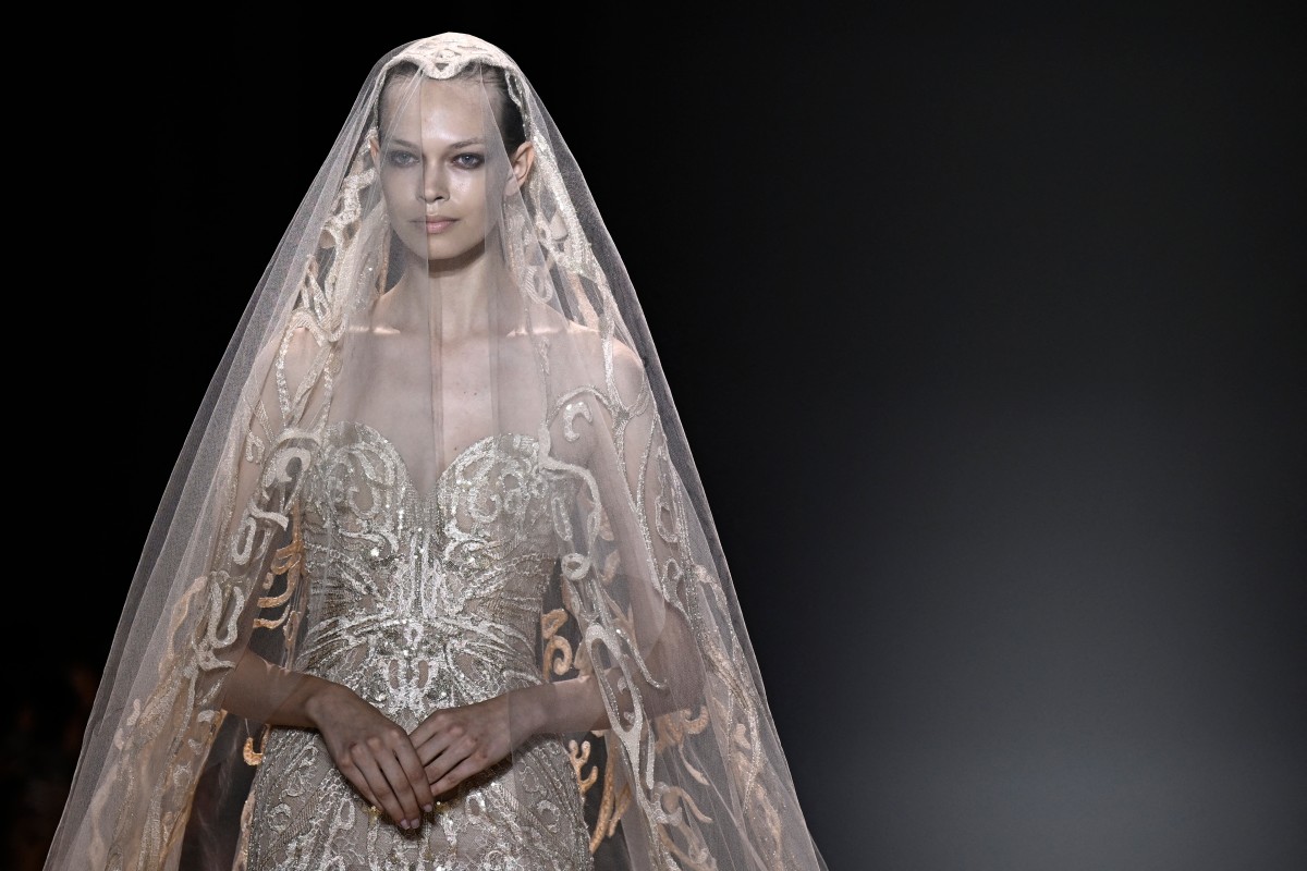 بالصور- فساتين مرصعة بالألماس من توقيع إيلي صعب في أسبوع باريس للأزياء الراقية